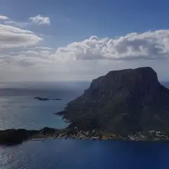 Majestatyczna góra na wyspie Kalymnos, idealna na wspinanie, otoczona błękitnym morzem i chmurami.