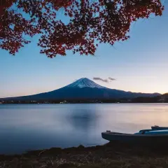 Zachód słońca nad jeziorem z widokiem na Fudżi. Zastanawiasz się, ile się leci do Japonii, by zobaczyć taki widok?