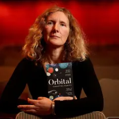 Samantha Harvey, autorka nominowana do nagrody Bookera 2023, trzyma swoją książkę "Orbital".