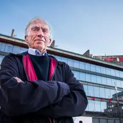 Äldre man med armarna i kors framför Kulturhuset i Stockholm.