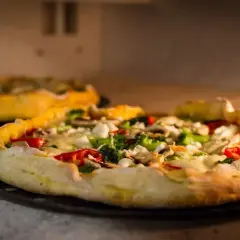 Idealna temperatura i czas pieczenia mrożonej pizzy, aby nie spalić