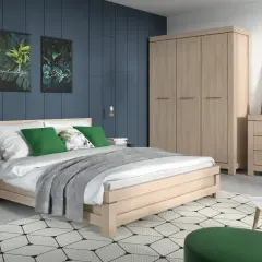 Sypialnia w stylu co to feng shui: łóżko, szafa, komoda, stolik nocny, dywan i dekoracje.