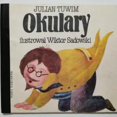 Okładka książki Juliana Tuwima "Okulary" z ilustracją Wiktora Sadowskiego. Dziecko w okularach na czworakach.