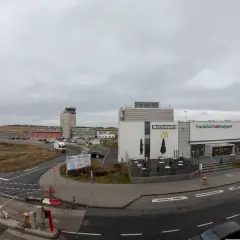 Lotnisko Frankfurt Hahn z McDonald's i wieżą kontroli lotów.