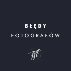 Błędy fotografów. Co to jest fotografia? Logo z monogramem i napisem "Niezłe aparaty".