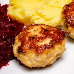 Pyszne kotlety mielone z buraczkami i ziemniakami. Idealny przepis na buraczki do obiadu, który zachwyci każdego.