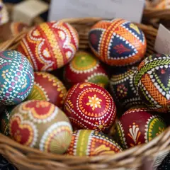 Bunte, handbemalte Ostereier in einem Korb, ein schöner **Symbol Ostern Kirche**.