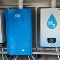 Trois chaudières, dont une **chaudière hydrogène** Remeha avec le logo H2, sont installées sur un cadre métallique.