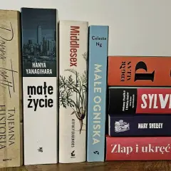 Książki na półce, w tym "Małe życie" i "Tajemma historia", sugerują rozważania o życiu po życiu.