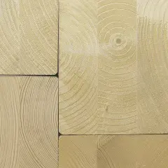 Zbliżenie na słoje drewna, ukazujące jego naturalną strukturę. Potwierdza to wytrzymałość belki drewnianej 10x10.
