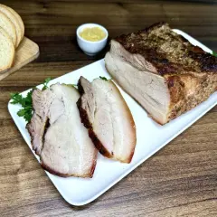 Jak upiec boczek surowy w piekarniku? Aromatyczny, pieczony boczek z chrupiącą skórką, podany z musztardą i świeżym chlebem.