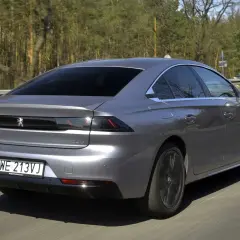 Szary Peugeot 508 na drodze. Wiele osób szuka peugeot 508 opinie, a ten model wygląda świetnie.
