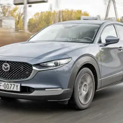 Szary Mazda CX-30 w ruchu. Sprawdź aktualną mazda cx 30 cena i wybierz swój wymarzony samochód.