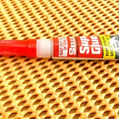 Super Glue na meblach? Szybki ratunek i bezpieczne metody