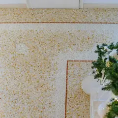 Pavimenti alla veneziana: un classico intramontabile. Pro: eleganza, durata. Contro: costo, manutenzione. Un tocco di classe per ogni ambiente.