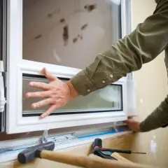 Bezpiecznie zdjąć skrzydło okna uchylnego? Poradnik krok po kroku.