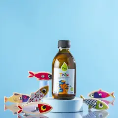 Kolorowy tran dla dzieci z rybkami. Butelka oleju z wątroby dorsza otoczona drewnianymi rybkami.