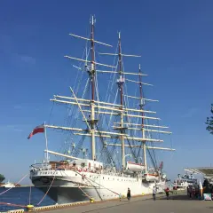 Dar Pomorza" w Gdyni to wspaniałe miejsce do zobaczenia. Ten biały żaglowiec z polską banderą przyciąga wzrok.