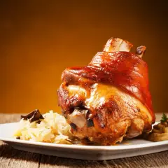 Apetyczna golonka peklowana, gotowana i pieczona, podana z kapustą i musztardą.