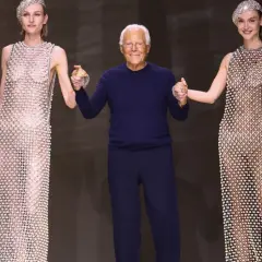 Giorgio Armani z modelkami w błyszczących kreacjach, uosobienieicono couture.