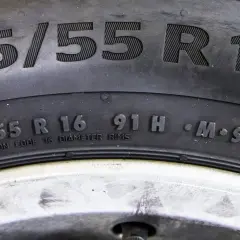 Opona z oznaczeniem 205/55 R16 91H, gotowa do montażu na felgach 16-calowych.