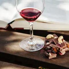 Jakie wino do ciast? Odkryj idealne parowanie smaków dla słodkości