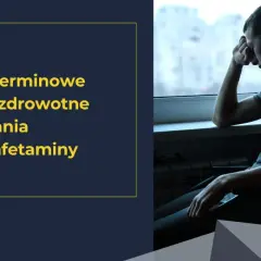 Młody mężczyzna siedzi przy oknie, pogrążony w myślach. Tekst informuje o długoterminowych skutkach zdrowotnych zażywania metamfetaminy.