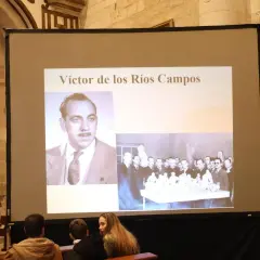 Proyección de imágenes sobre Víctor de los Ríos Campos, con su retrato y una escena grupal.