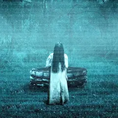 Dziewczynka w białej sukience stoi przy studni. To kadr z filmu o zjawiskach paranormalnych na faktach, który mrozi krew w żyłach.