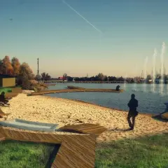 Relaks nad jeziorem Blachownia. Drewniane pomosty, piaszczysta plaża i fontanny tworzą idealne miejsce na odpoczynek.