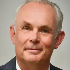 Portret mężczyzny z siwymi włosami. Marek Harat przyjmuje w swojej klinice, oferując profesjonalne usługi.