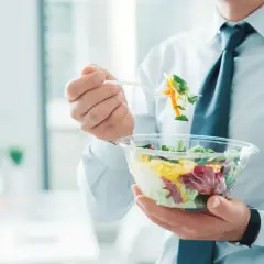 Biznesmen je sałatkę z pojemnika. Czy usługa cateringowa a odliczenie VAT to temat, który Cię interesuje?