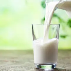 Versando latte fresco in un bicchiere, un'opzione salutare per chi cerca latte che non fa ingrassare.