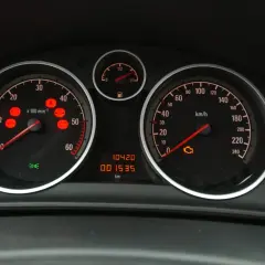 Kontrolki na desce rozdzielczej Astry J, w tym kontrolka silnika. Czas na kasowanie inspekcji Astry J.