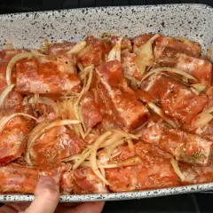 Żeberka w marynacie z cebulą, gotowe do pieczenia. Idealny przepis na żeberka duszone.