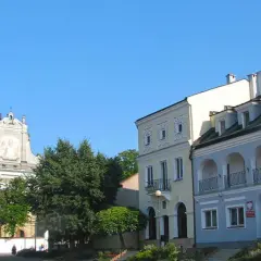 Rynek w Serbinowie z kościołem i kolorowymi kamieniczkami.