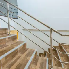 Czym obić schody betonowe? Sprawdź najlepsze materiały i metody