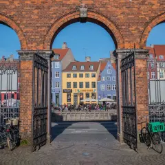 Kolorowe kamienice nad kanałem, idealne na szybkie zwiedzanie – oto kopenhaga w jeden dzień.