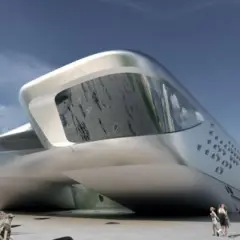 Futurystyczny budynek w kształcie łodzi, dzieło Zaha Hadid, lśni w słońcu. Ludzie spacerują przed jego niezwykłą fasadą.
