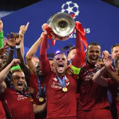 Piłkarze Liverpoolu świętują zdobycie Pucharu Ligi Mistrzów. To ich szósty triumf, co czyni ich jednym z najbardziej utytułowanych klubów w historii tych rozgrywek.