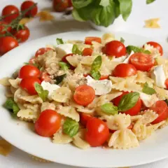 Makaron farfalle z pomidorkami koktajlowymi i mozzarellą. Proste przepisy na kuchnię śródziemnomorską.