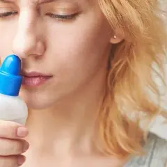 Bezpieczne sposoby na zatoki przy karmieniu piersią – co możesz stosować?