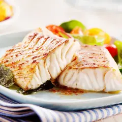 Dwa soczyste filety rybne z ziołami i warzywami. Idealne na dietę niskowęglowodanową przepisy.