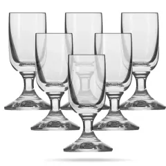 Sześć eleganckich kieliszków do wódki na nóżce, gotowych na toast.