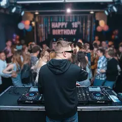 Ile bierze DJ za 18? Sprawdź ceny i co wpływa na koszty
