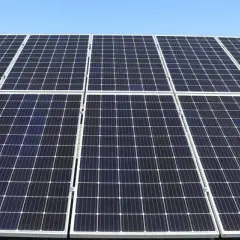 Zalety elektrowni słonecznej: jak uniknąć wysokich kosztów energii