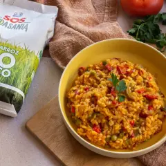Un plato de arroz blanco con verduras, preparado con arroz ecológico.