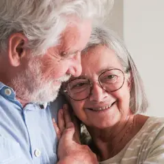 Uśmiechnięta para seniorów, marząca o dodatku do emerytury po 70 roku życia.