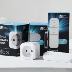 Zestaw LSC Smart Connect: inteligentne gniazdko i pilot do zdalnego sterowania urządzeniami.