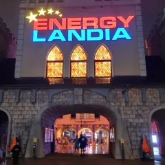 Wejście do Energylandii nocą. Czy do Energylandii można wejść z psem? Na razie nie wiadomo, ale z pewnością można wejść z rodziną.